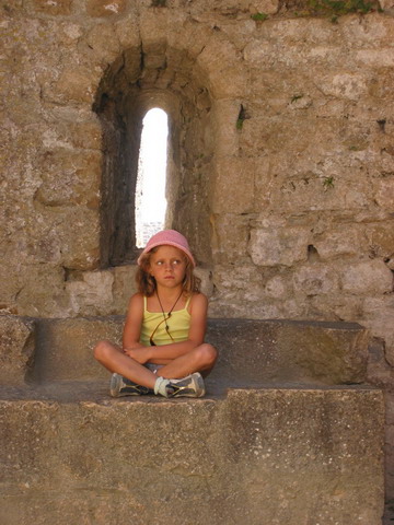 Juliette sur l'Autel de la Chapelle de Peyrepertuse